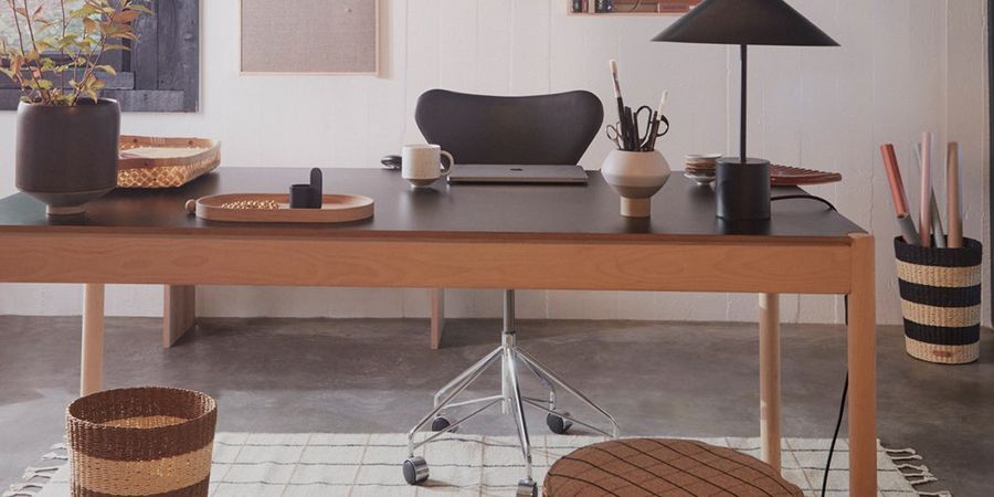 Schreibtisch in einem skandinavischen Wohnambiente