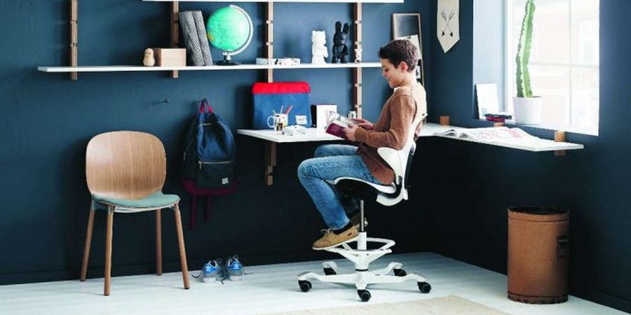 Ein Kinderdrehstuhl, der mitwächst – dank innovativen Features. Foto: Flokk Der Kinderdrehstuhl als ergonomischer Schreibtischstuhl sorgt für mehr Lernspaß im Kinderzimmer.