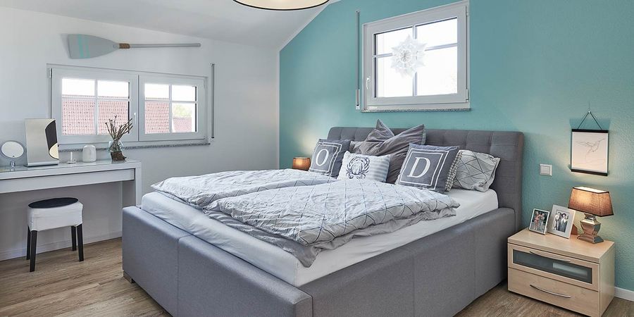 Schlafzimmer von Keitel-Haus "Mühlgraben": Farbe eignet sich wunderbar, um einen Raum interessanter zu machen.