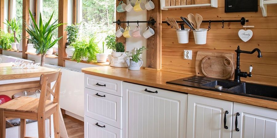 Weiße Landhausküche mit Holzelementen