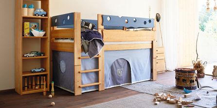 Hochbett aus Holz in einem Kinderzimmer.