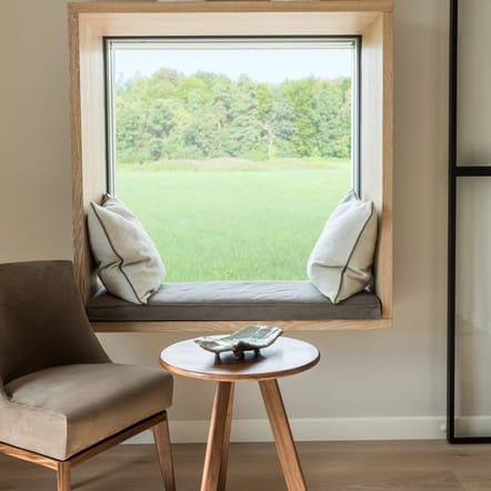 Fenstersitz aus Holz im MH NaturDesign. Foto: Baufritz