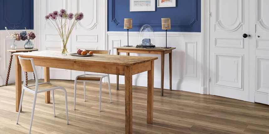 Esstisch aus Holz in einem skandinavisch gestalteten Raum.