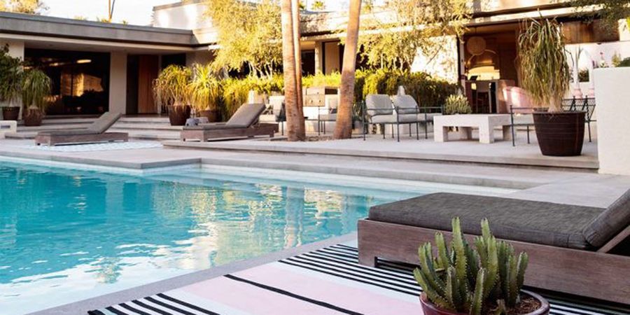 Kalifornische Gartenmöbel an einem Pool.
