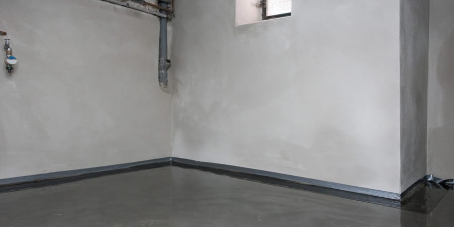 An Wand und Boden feuchtesanierter Keller.