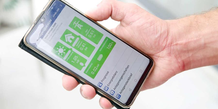 Smartphone mit geöffneter Smart-Home-App