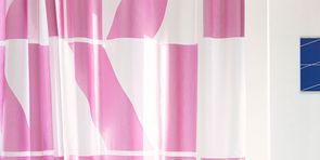 Vorhang mit Muster in Pink und Weiß