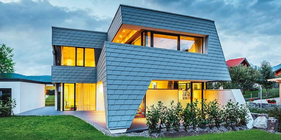 Modernes Haus mit Flachdach und Aluminiumfassade