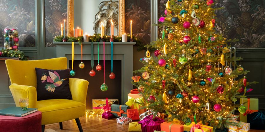 Außergewöhnliche Weihnachtsdeko mit bunten Möbeln und Accessoires