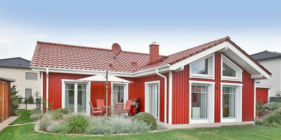 Bungalow im skandinavischen Stil mit roter Fassade