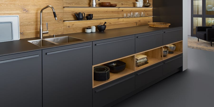 Einzeilige Küche in Schwarz mit Holzelementen