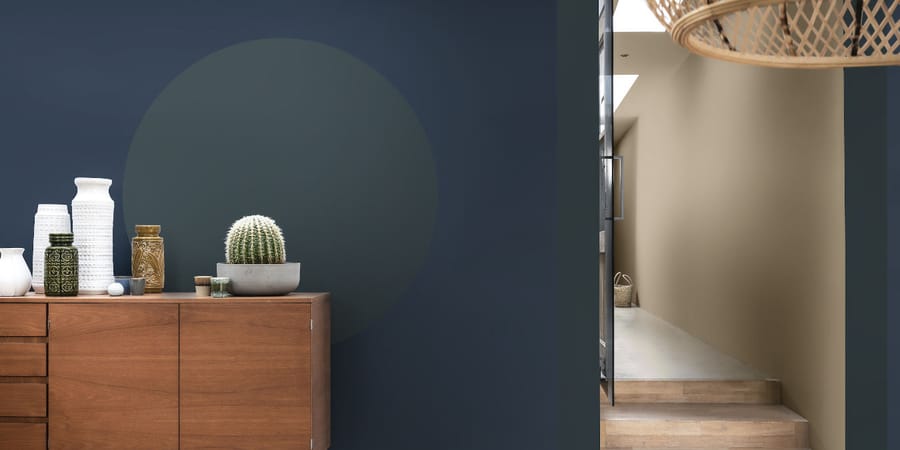 Innenausbau: Dunkelblaue Wand mit grünem Kreis aus Dispersionsfarbe
