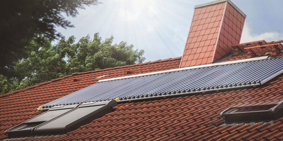 energetische Sanierung Bauernhausdach mit Solaranlage