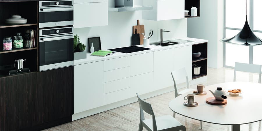 Einzeilige Küche in Schwarz und Weiß
