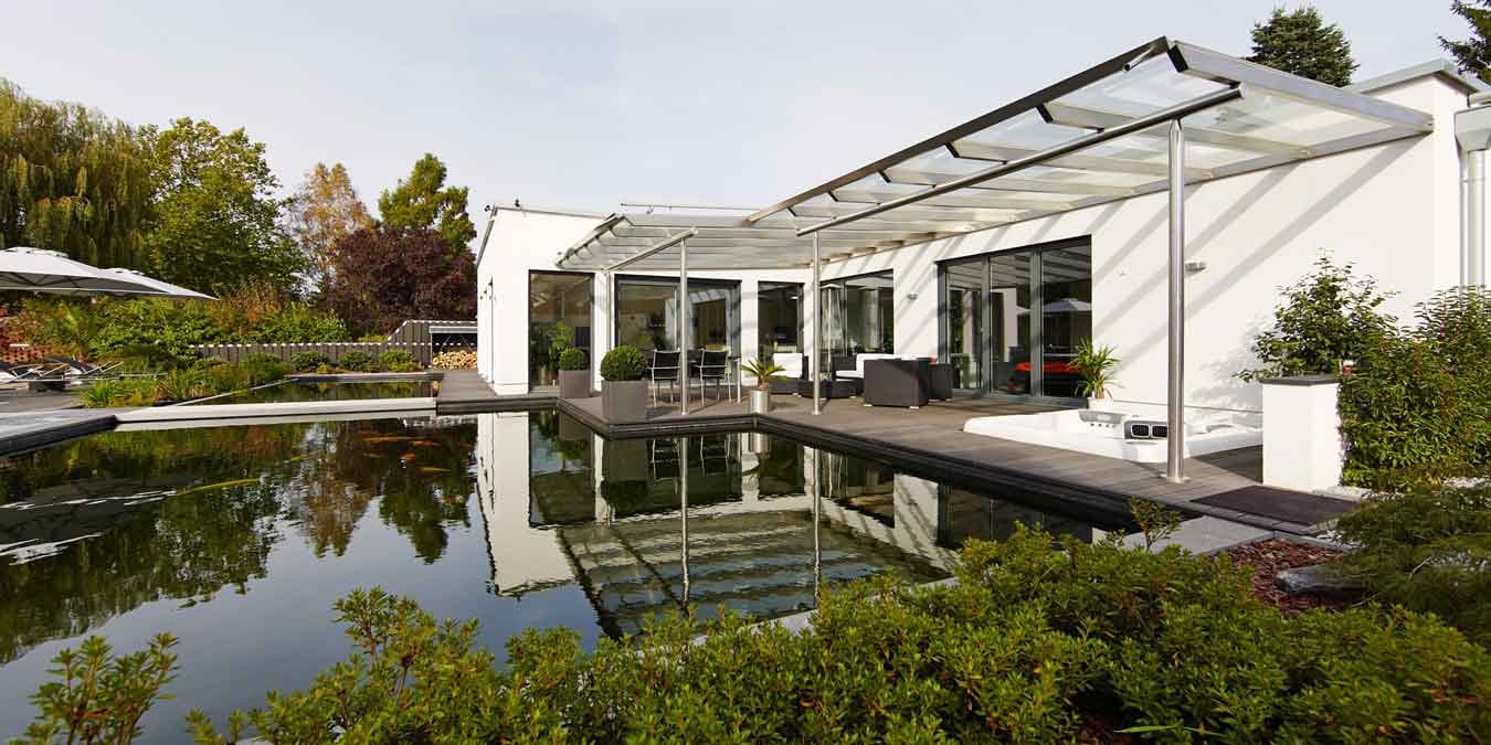moderner Winkelbungalow mit Pool und Terrasse.