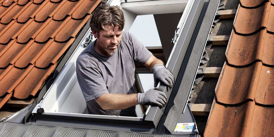 Dachfenster austauschen: Eindeckrahmenteile und Fensterabdeckbleche montieren