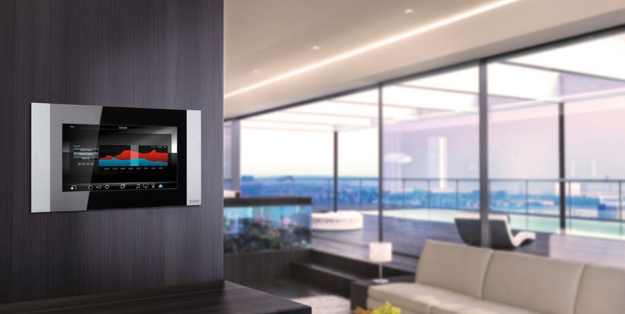 Touchscreens werden an der Wand montiert und dienen der Steuerung eines Smart-Homes.