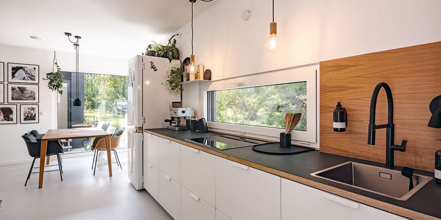 Küche und Essbereich mit großen Fenstern