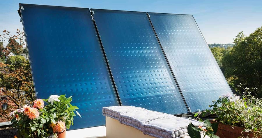 Drei Solarkollektoren auf dem Dach als umweltfreundliche Alternative zur Gasheizung