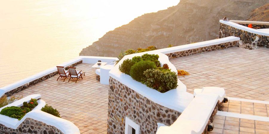 mediterrane Terrasse mit keramischen Fliesen