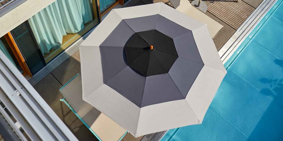 Sonnenschirm in Grautönen am Pool - Weishäupl