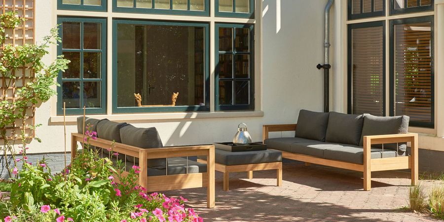 Innenhof mit Gartensofa, Tisch und Sessel