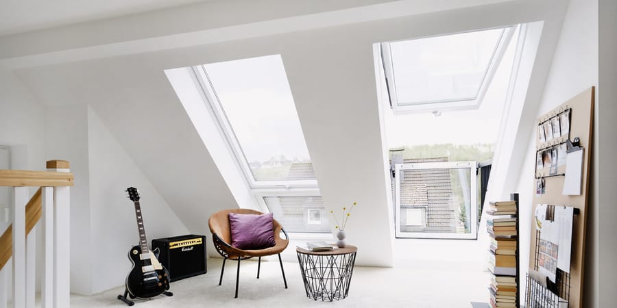 Dachgeschossraum mit Dachflächenfenster, dass sich balkonähnlich ausklappen lässt. Foto: Velux