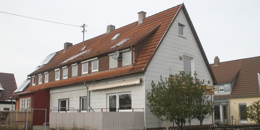 Vorher-Foto: Altes Einfamilienhaus mit dünnen, ungedämmten Wänden und Steildach.