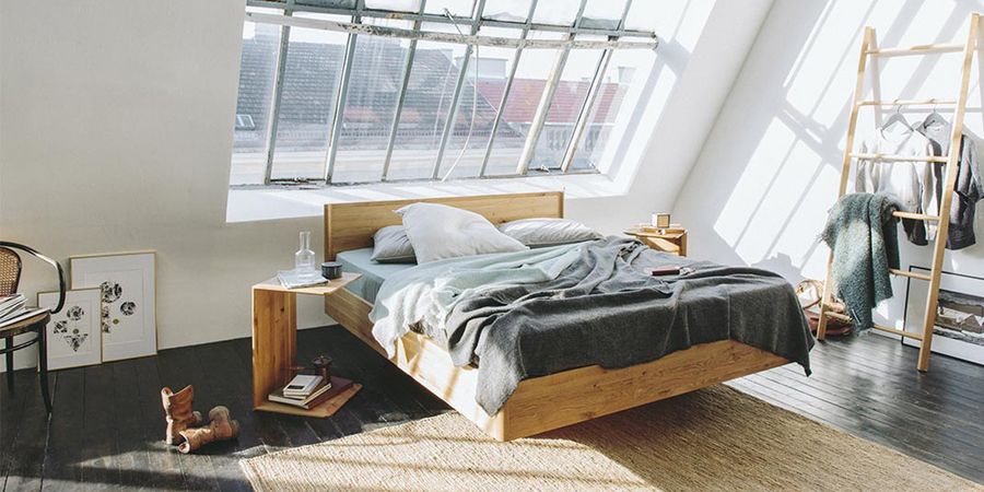 Behagliches Schlafzimmer unter Dachfenster im niederländischen Niken Wohnstil.