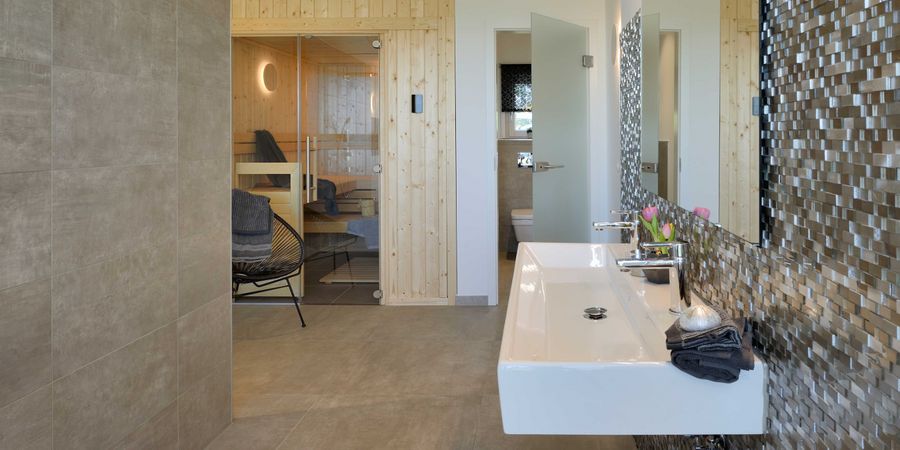 luxuriöses Badezimmer mit Sauna im Obergeschoss