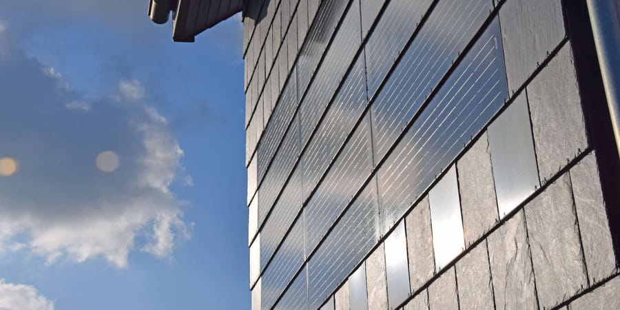 Moderne Schieferfassade mit Photovoltaik-Elementen