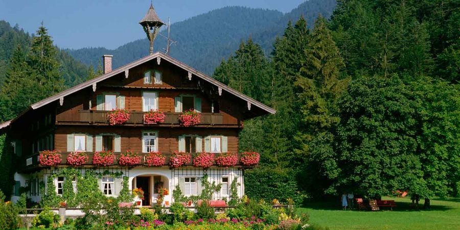 Fassadengestaltung im typischen Stil der Alpenregionen.