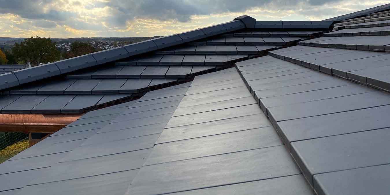 Flach geneigtes Dach mit Ergoldsbacher Level RS von Erlus
