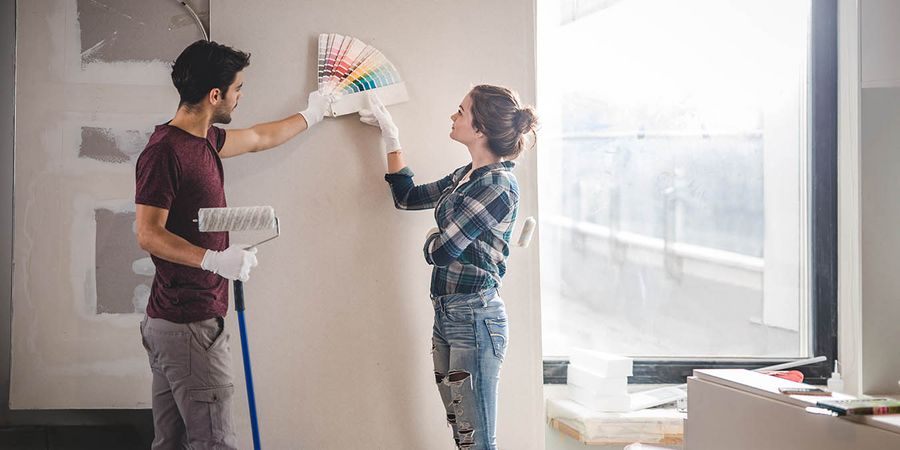 Zwei junge Bauherren besprechen ihre künftige Wandfarbe