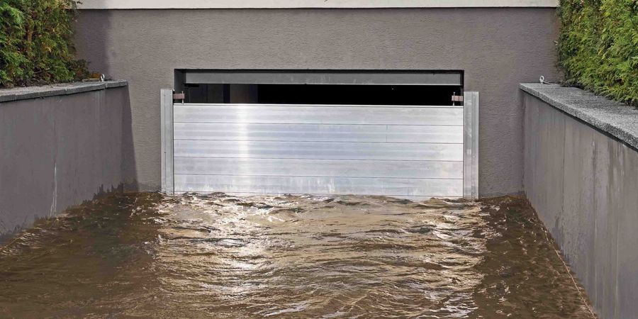 Schutzsystem vor Hochwasser durch Dammbalken vor Gebäudeöffnungen