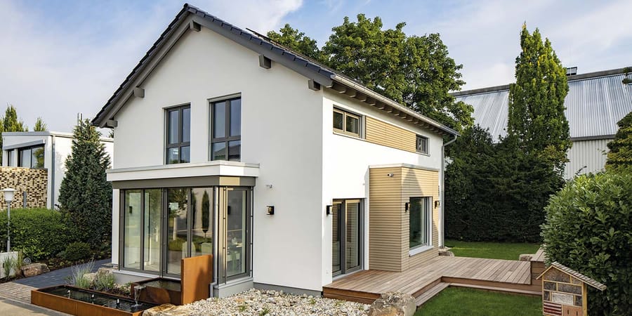 Außenansicht des Hauses mit Satteldach und Holzelementen