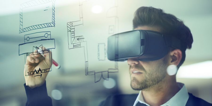 Mann mit Virtual Reality Headset betreibt Hausplanung