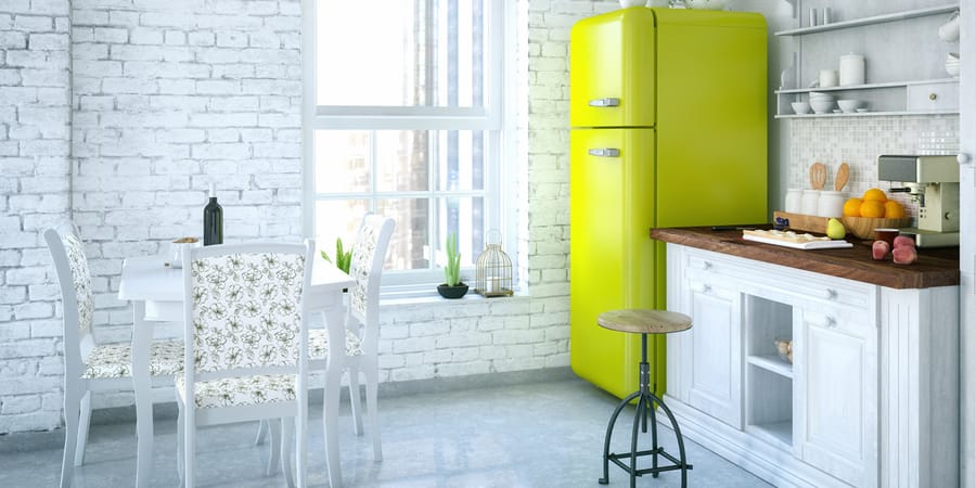 moderne Retro Küche mit Kühlschrank im Retro Look