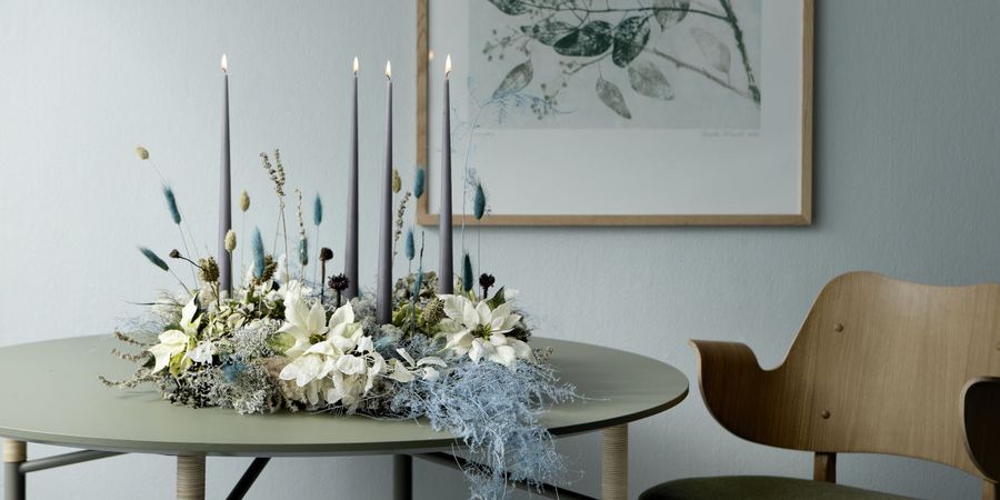 Blauer Adventskranz mit Trockenblumen und Stabkerzen