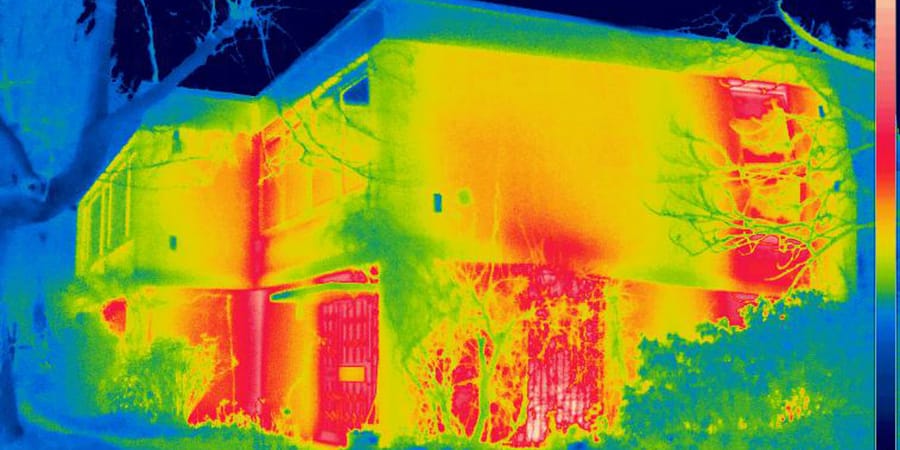 Thermografie eines Hauses, bei dem viel Wärme verloren geht