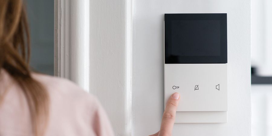 Mit Smart Home Systemen kann man Hauselektronik per Knopfdruck steuern. 