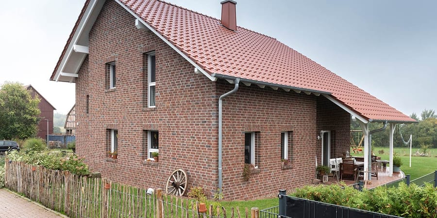 Rote Klinderfassade und Satteldach des modernen Einfamilienhauses