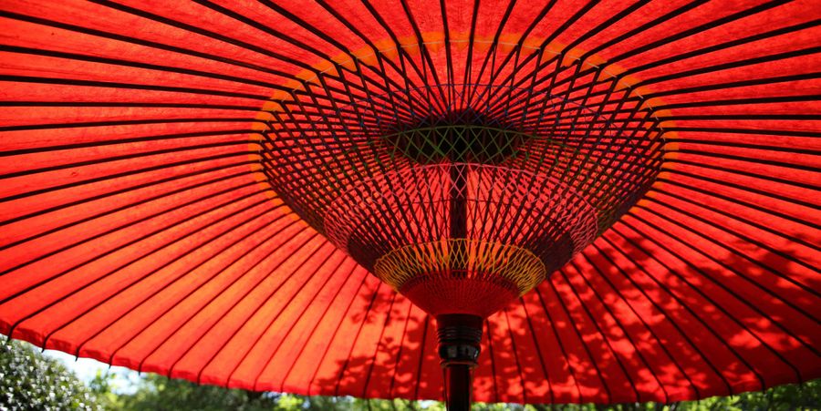 Sonnenschirm in Rot im asiatischen Stil.