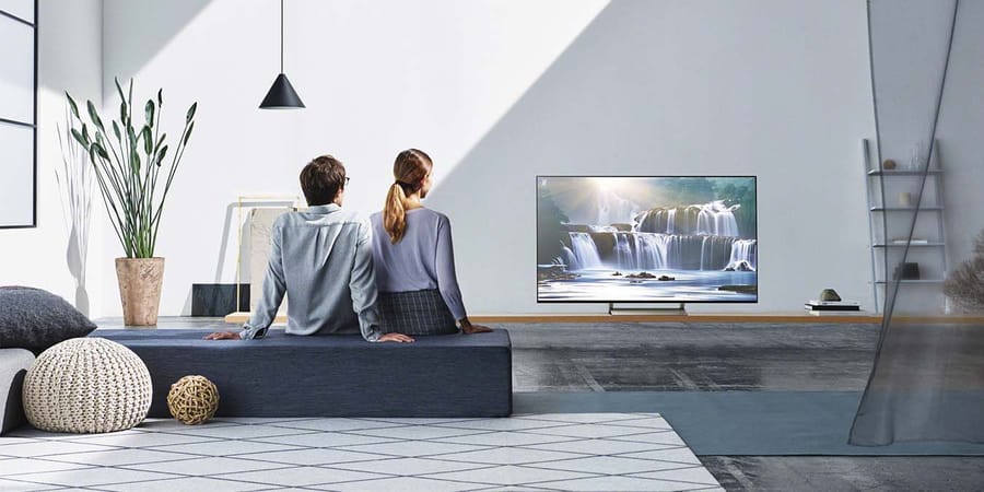 Home Entertainment: Paar blickt auf Smart TV.