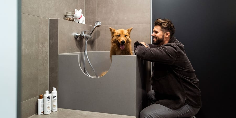 Thore Schölermann mit seinem Hund Rudi in der Waschschleuse