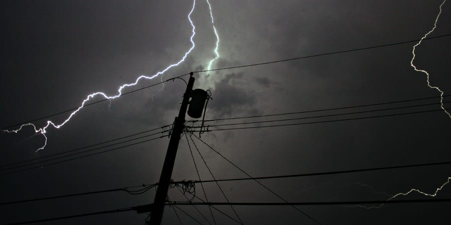 Stromleitung und Blitze