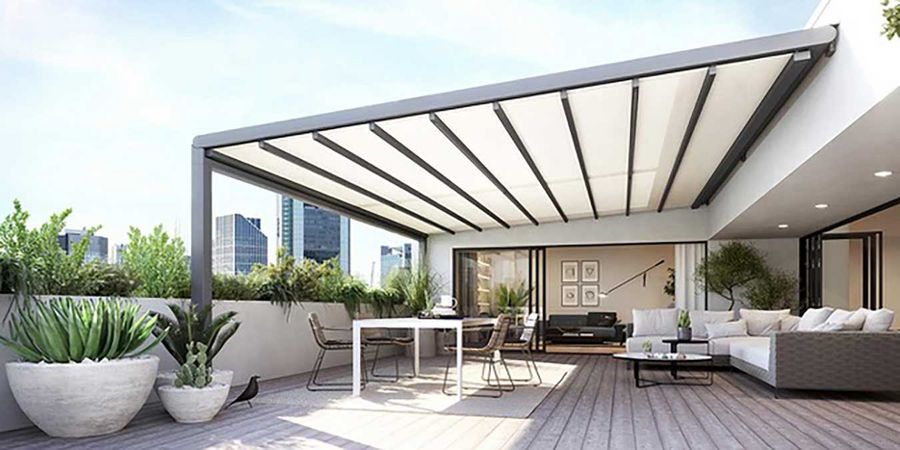 Terrasse mit großer XXL-Pergola-Markise bietet Schutz vor Sonne und Regen