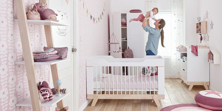 Modernes Babyzimmer in Pastelltönen.