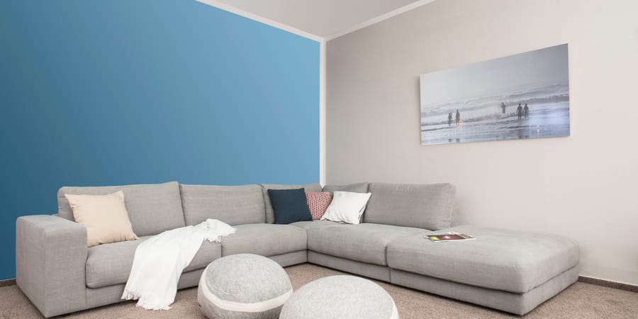 Blaue Wandfarbe in Wohnzimmer mit Sofa