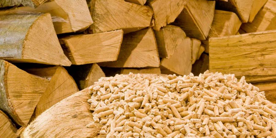 Brennholz und Pellets für die Holzheizung
